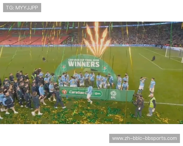 联赛杯曼城打入首球后引欢乐一幕助教兴奋过度栽进场内